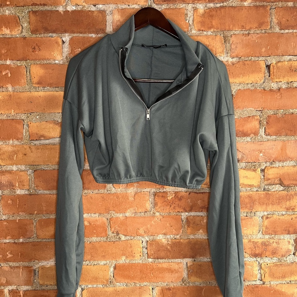 Pretty Little Thing Cropped Sweater + Grey + Size 2